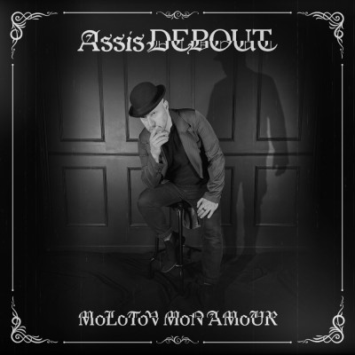 Assis debout